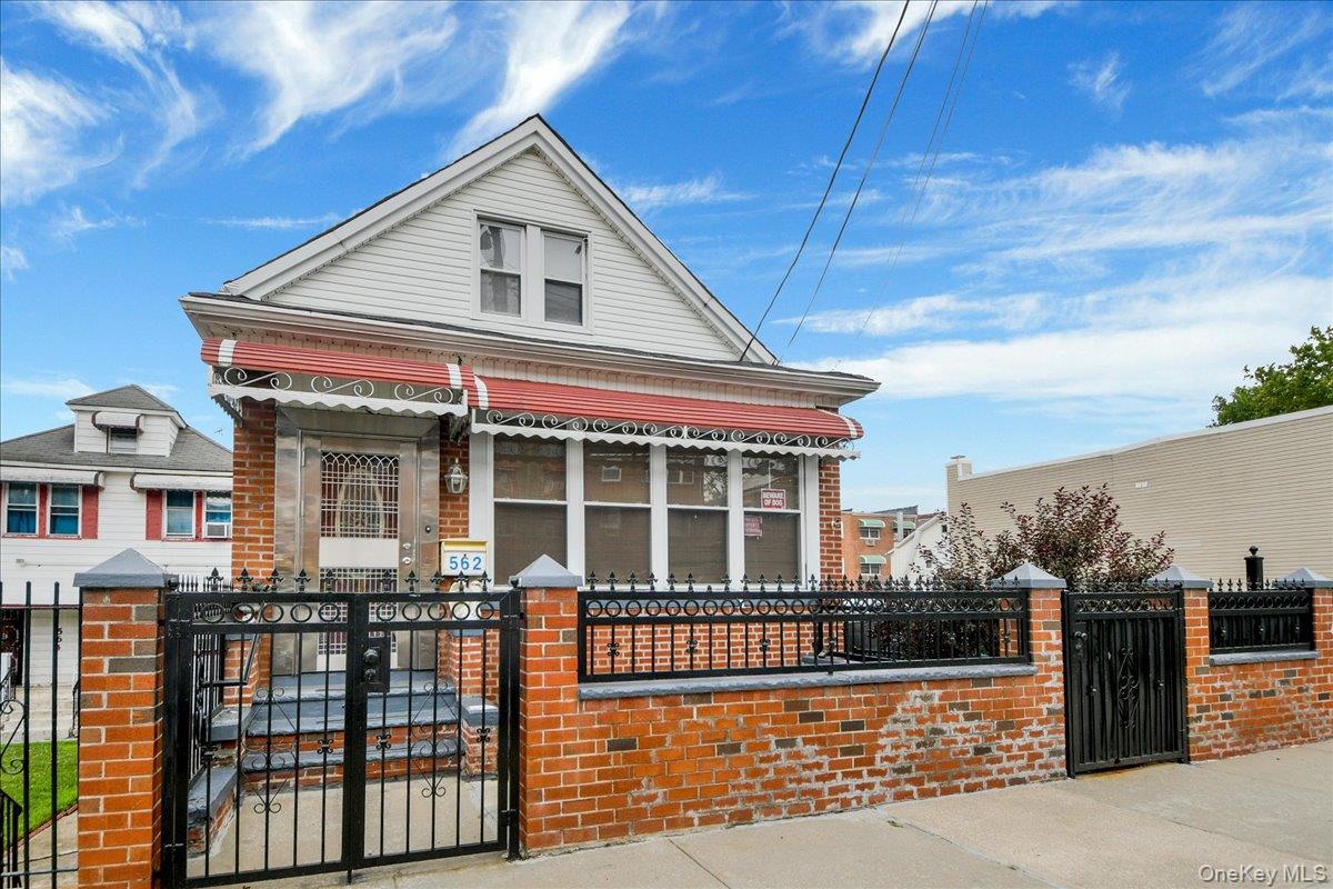 562 Underhill Avenue Property Photo 2