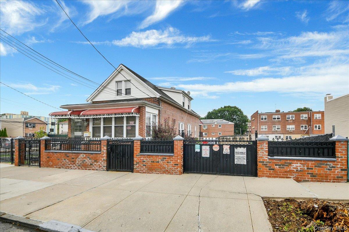 562 Underhill Avenue Property Photo 3