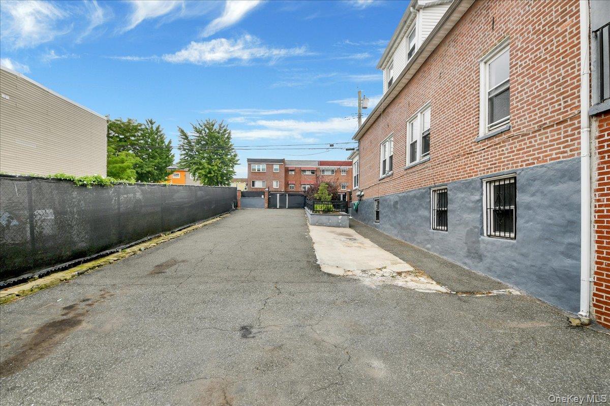 562 Underhill Avenue Property Photo 4