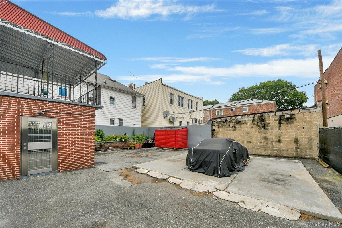 562 Underhill Avenue Property Photo 5