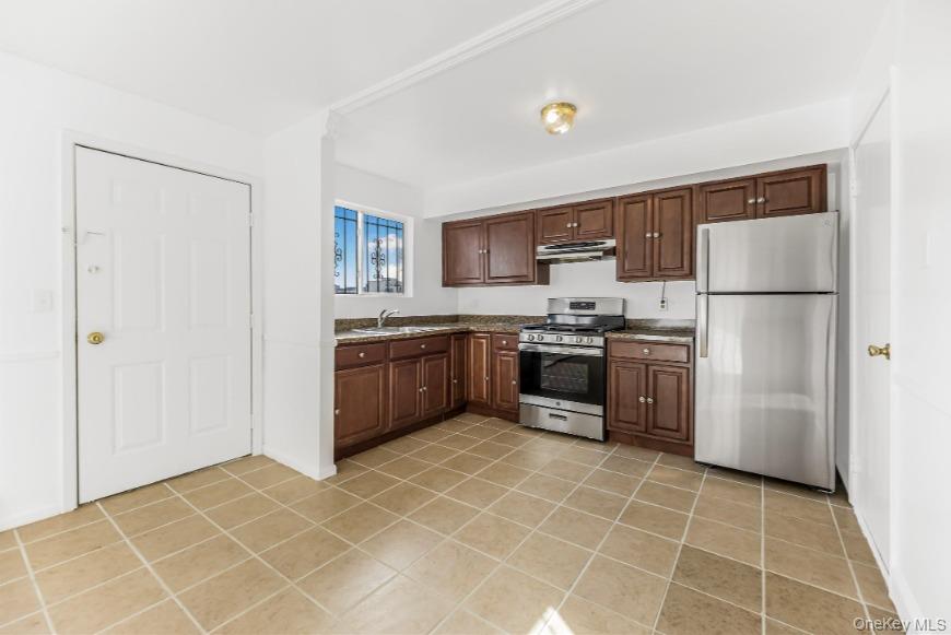 2084 Davidson Avenue Property Photo 10