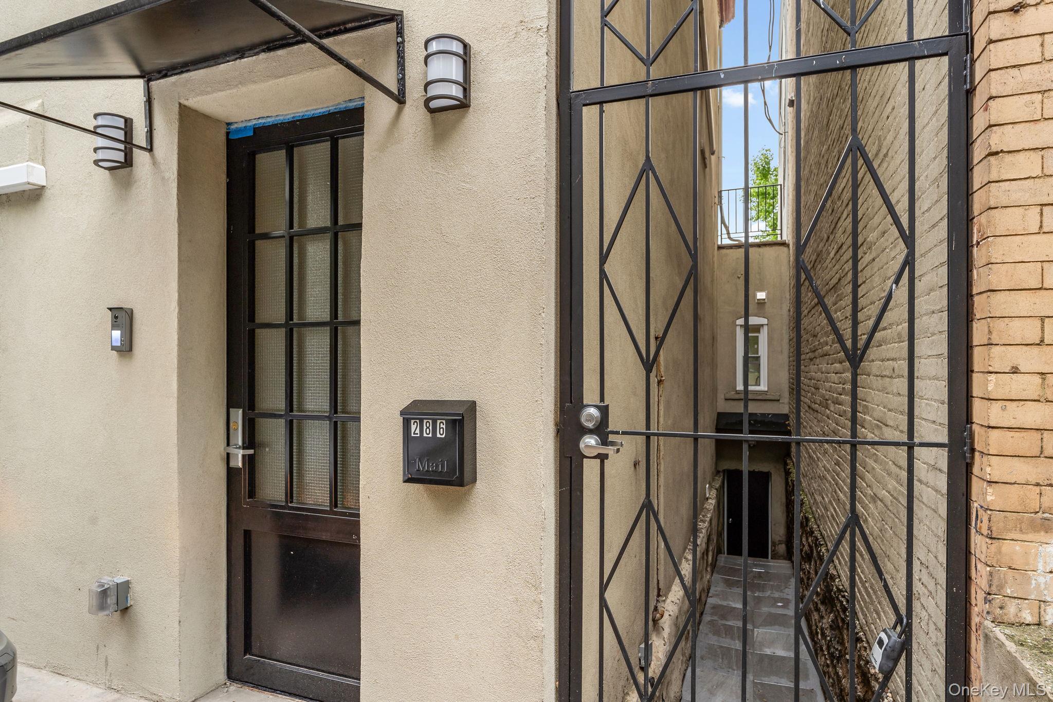 286 Wadsworth Avenue Property Photo 3