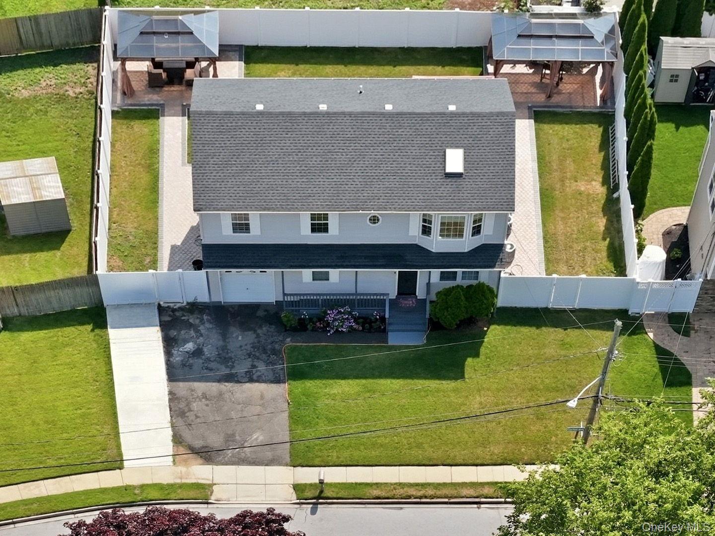 10 Carman Boulevard Property Photo 1