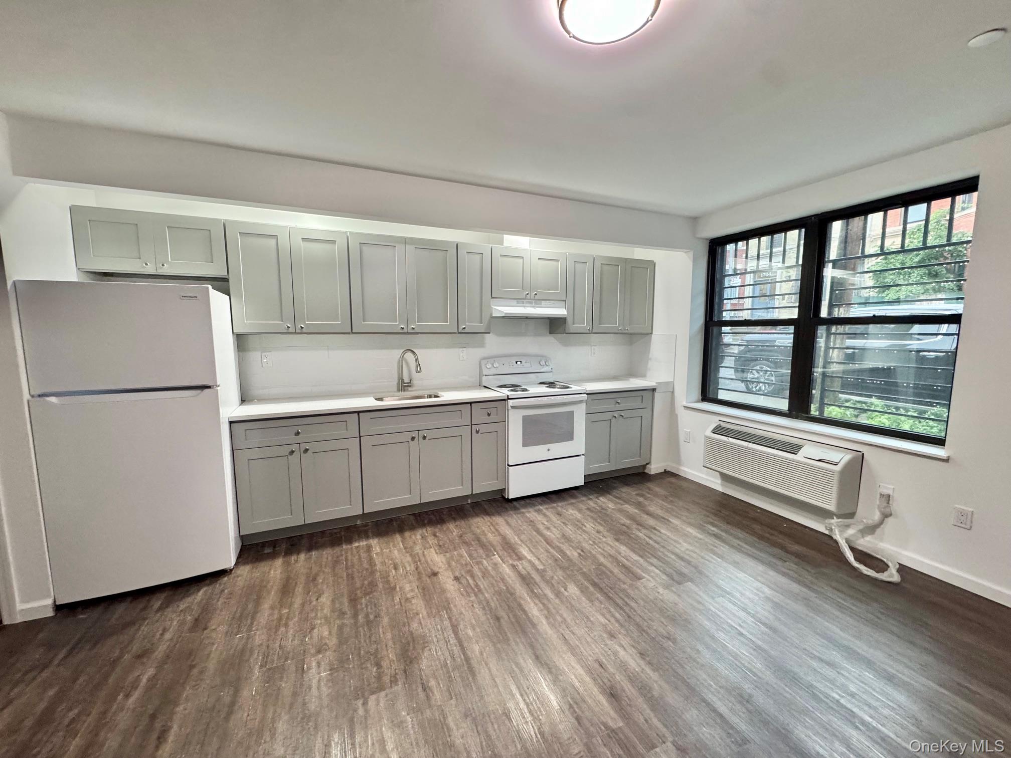 1761 Topping Avenue Property Photo 9