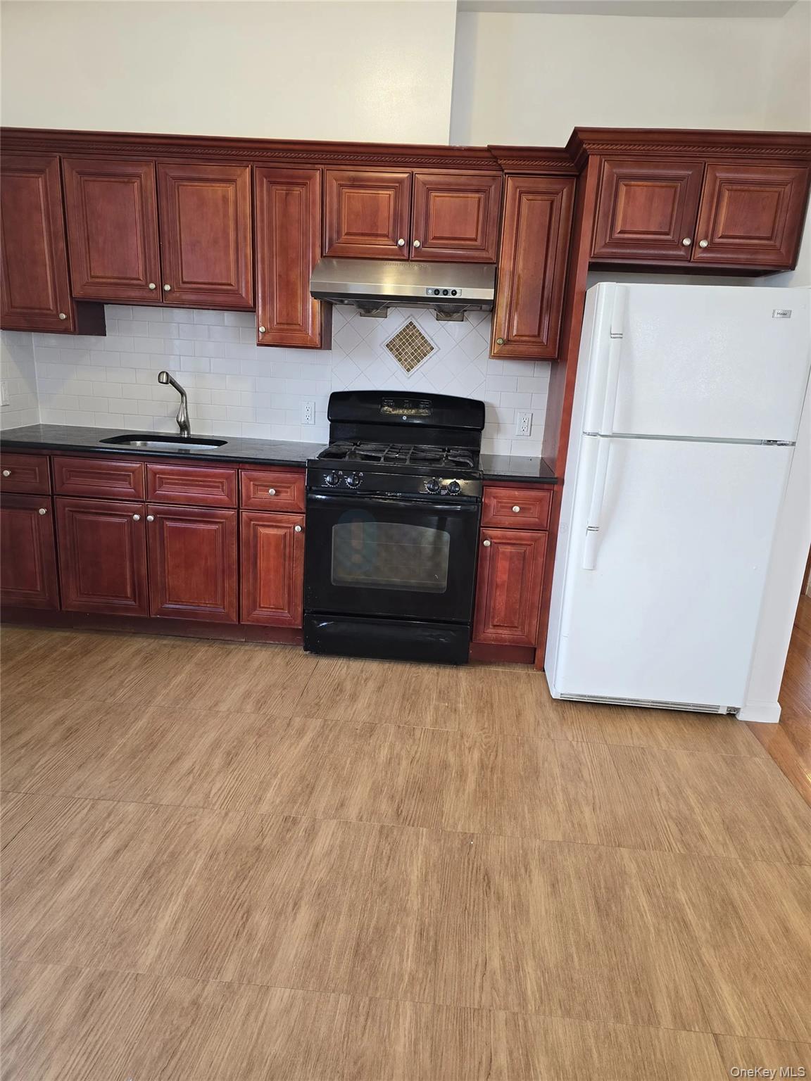 147-30 Cherry Avenue Property Photo 4