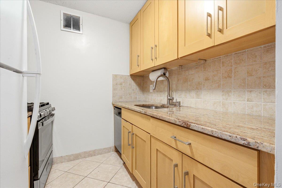 118-18 Union Turnpike 21e Property Photo 7