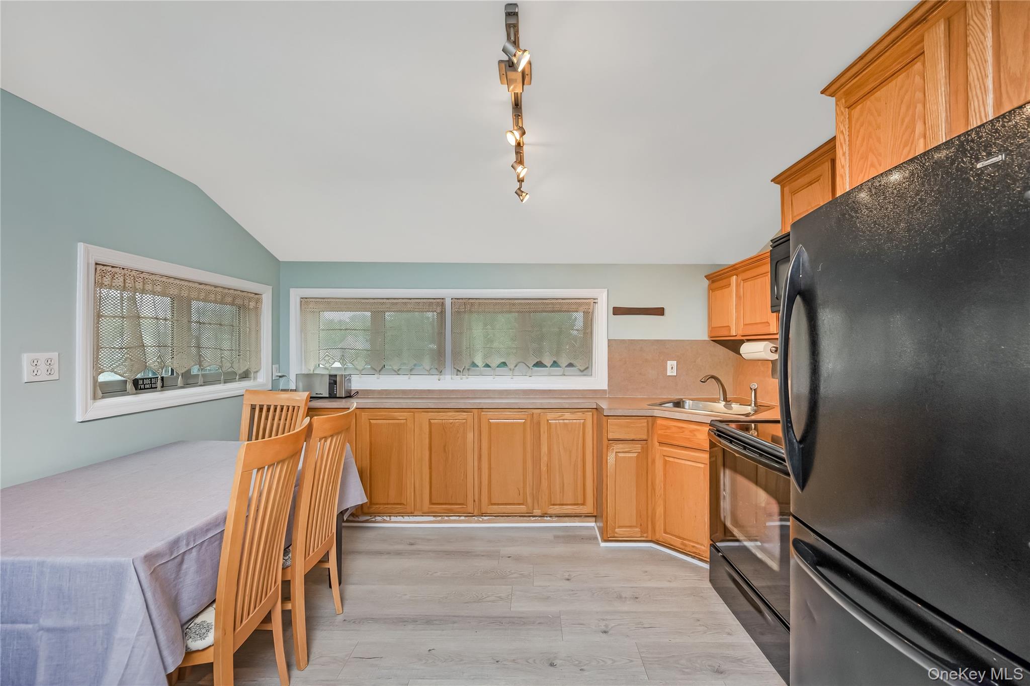 2 Glow Lane Property Photo 4