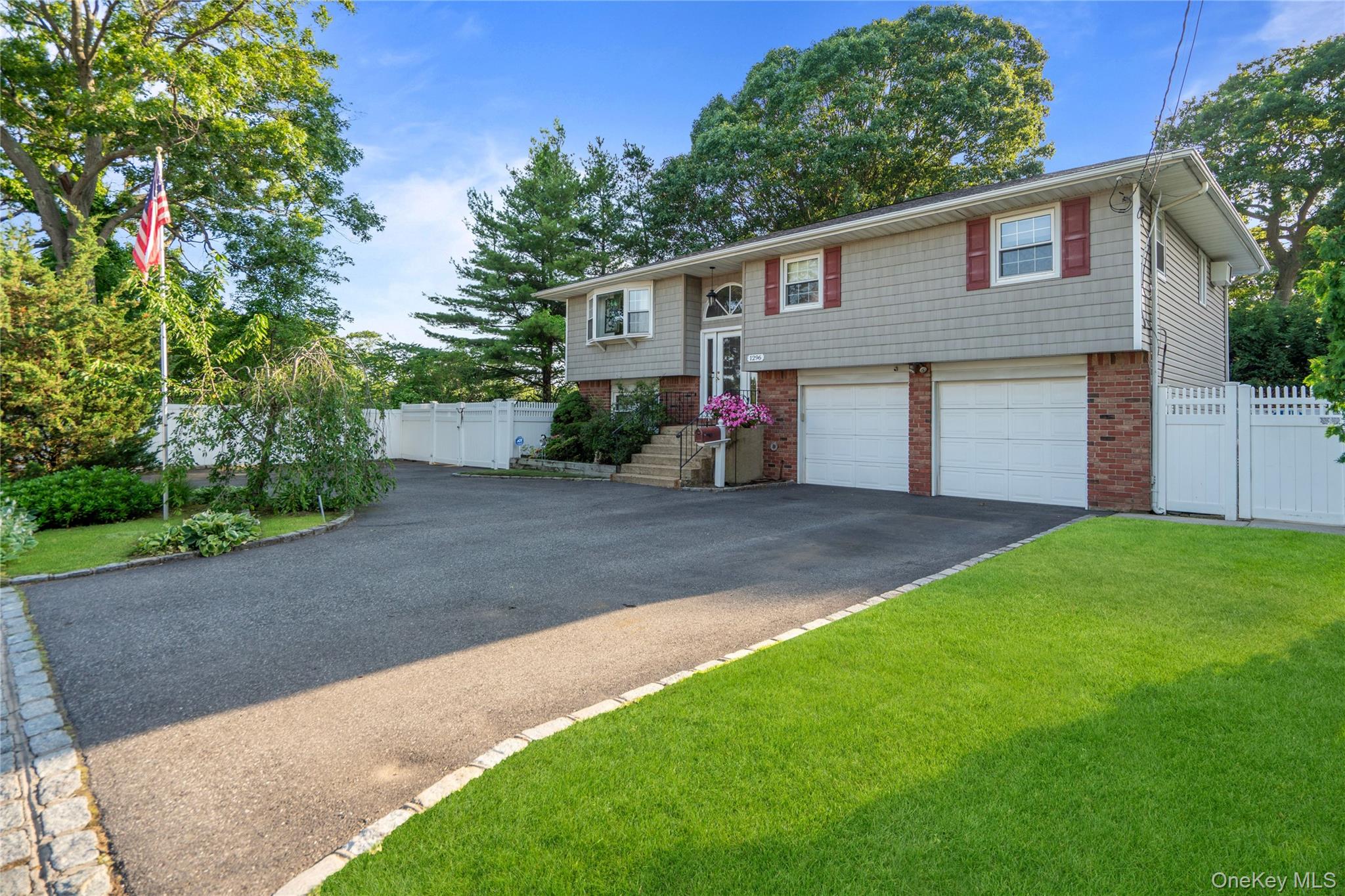 1296 Oak Avenue Property Photo 3