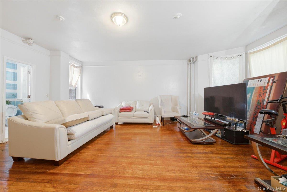 3232 Bronxwood Avenue Property Photo 6