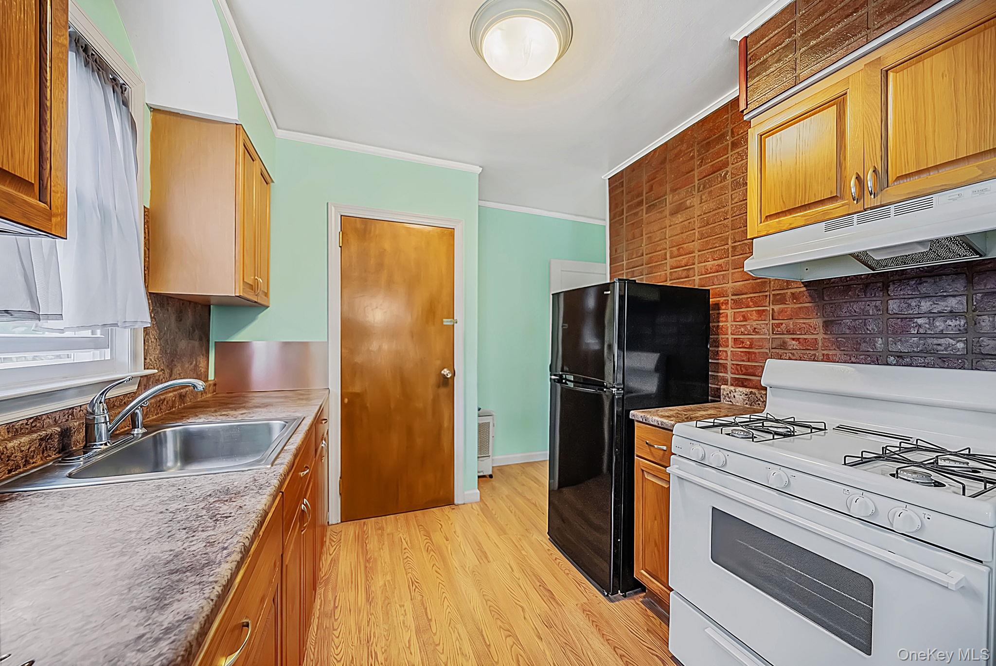 1111 Esther Street Property Photo 7