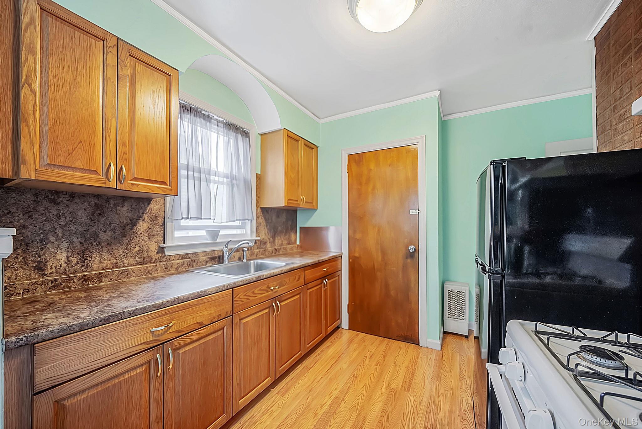 1111 Esther Street Property Photo 8