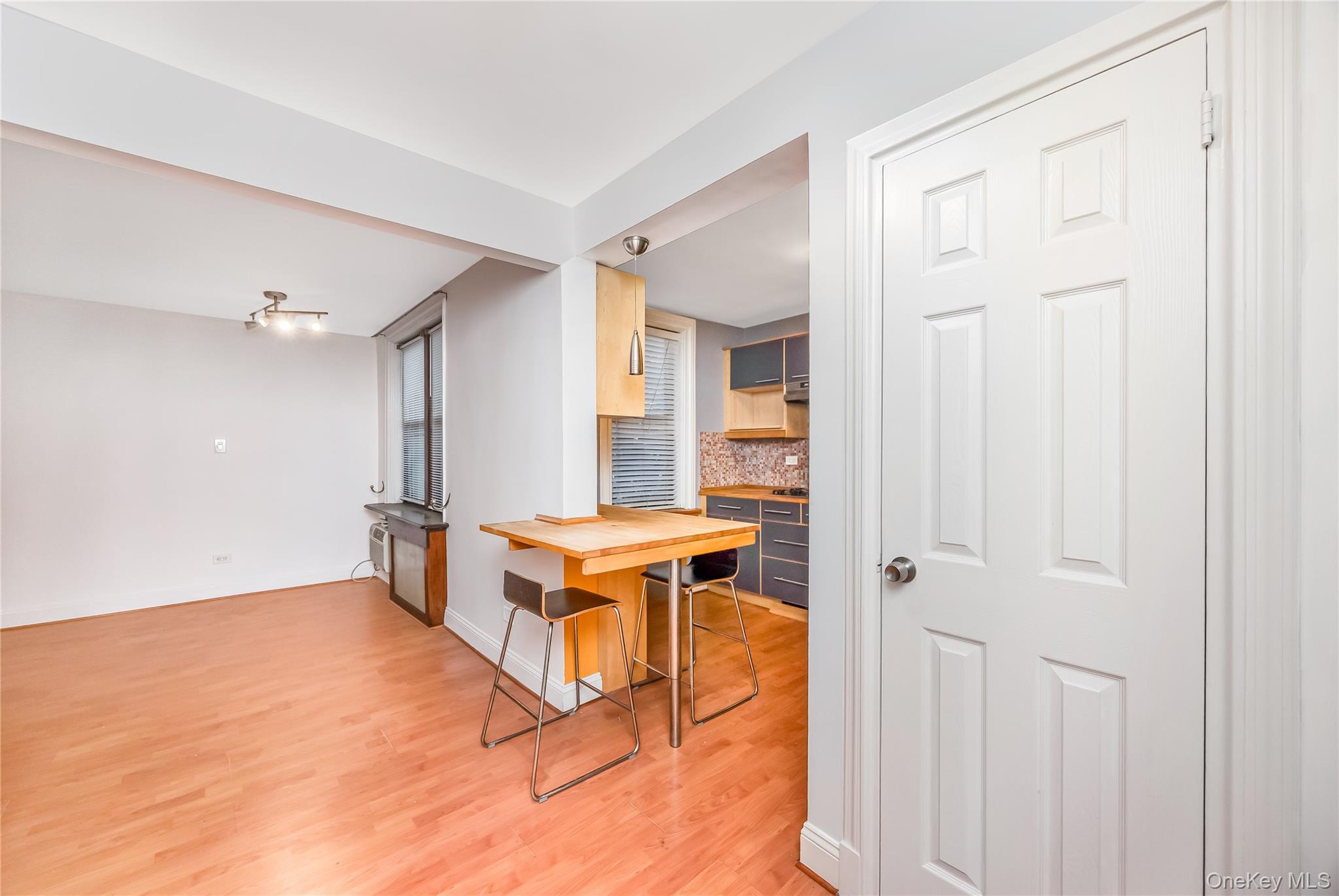 14050 Burden Crescent 2e Property Photo 4