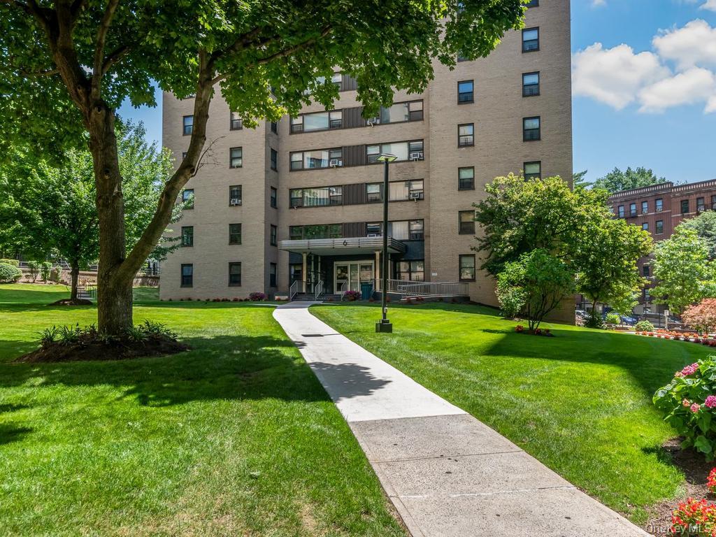 6 Fordham Hill Oval 10f Property Photo 1