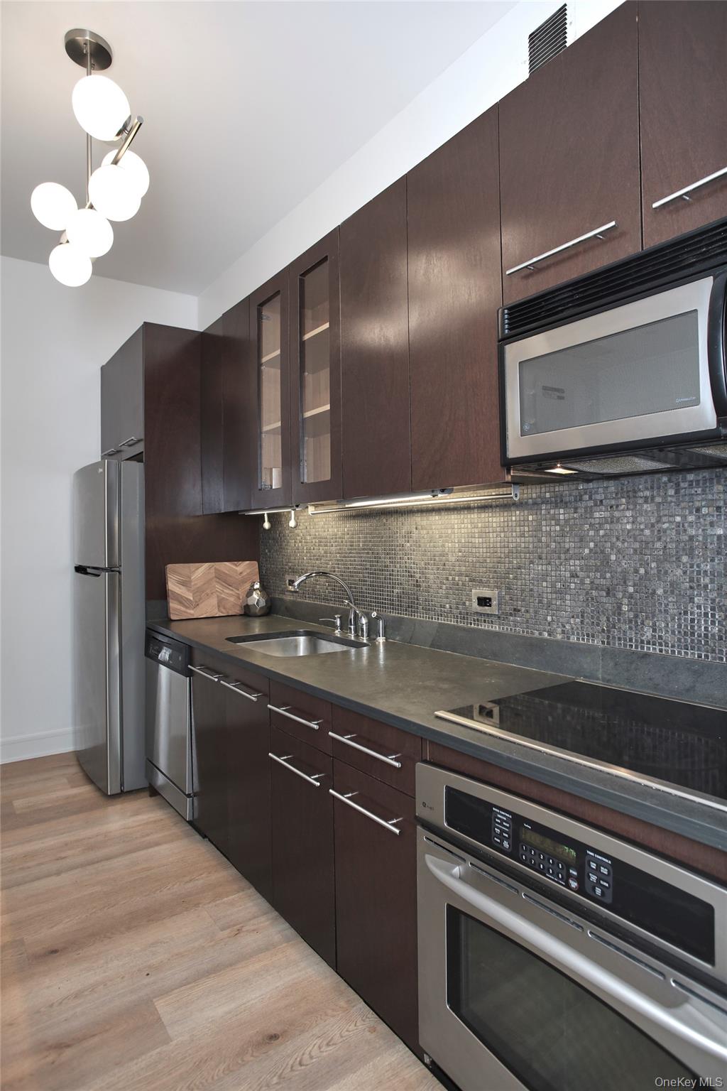 25 Leroy Place 415 Property Photo 6