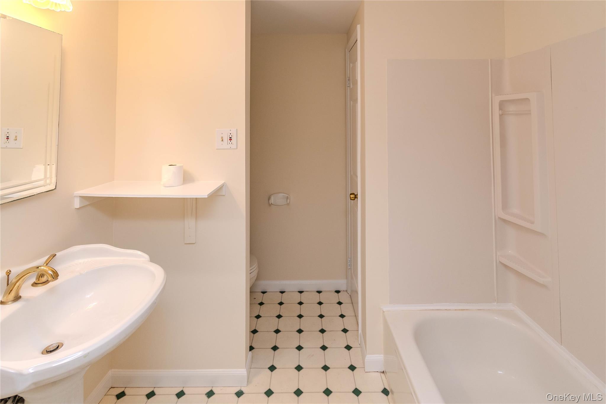 405 Bentley Court Property Photo 24