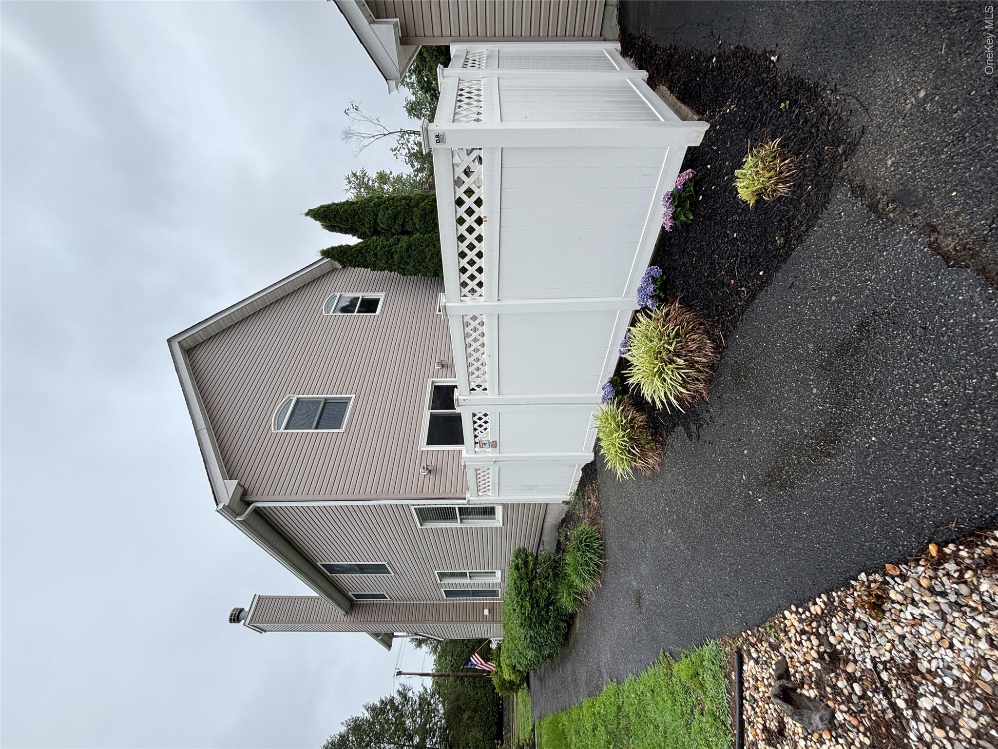 38 Hallock Avenue Property Photo 3