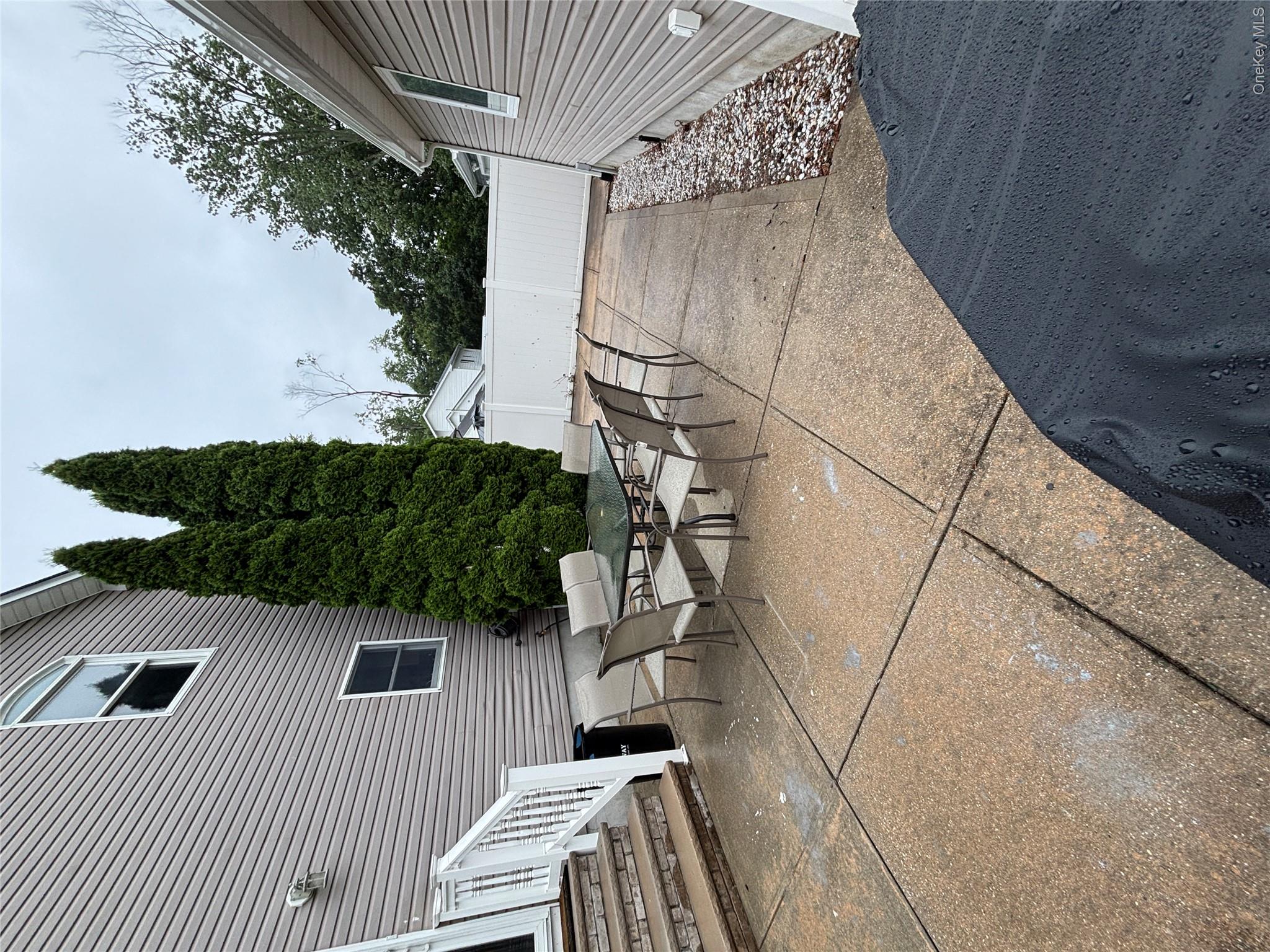 38 Hallock Avenue Property Photo 5
