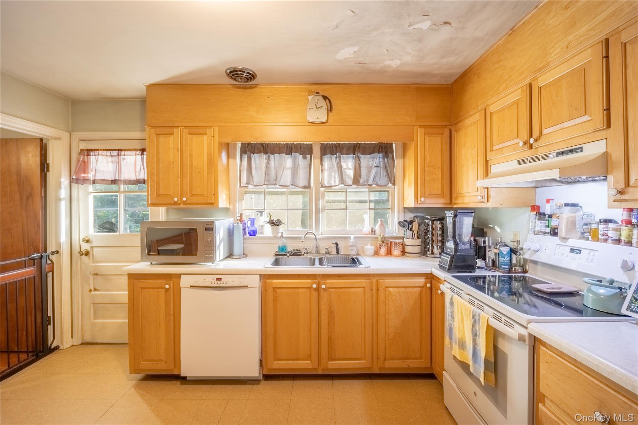 1561-1565 Route 376 Property Photo 6