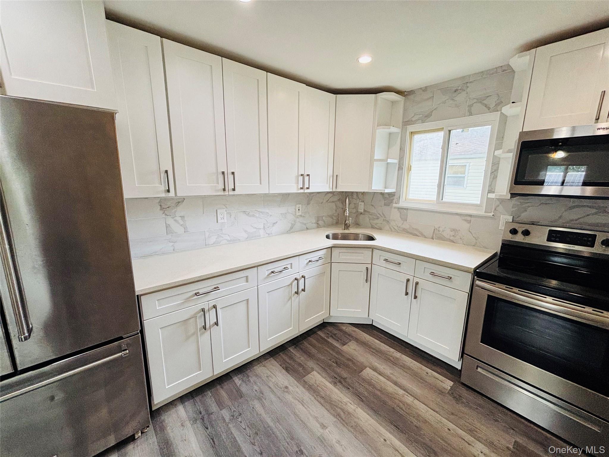 537 Lakeway Drive Property Photo 3