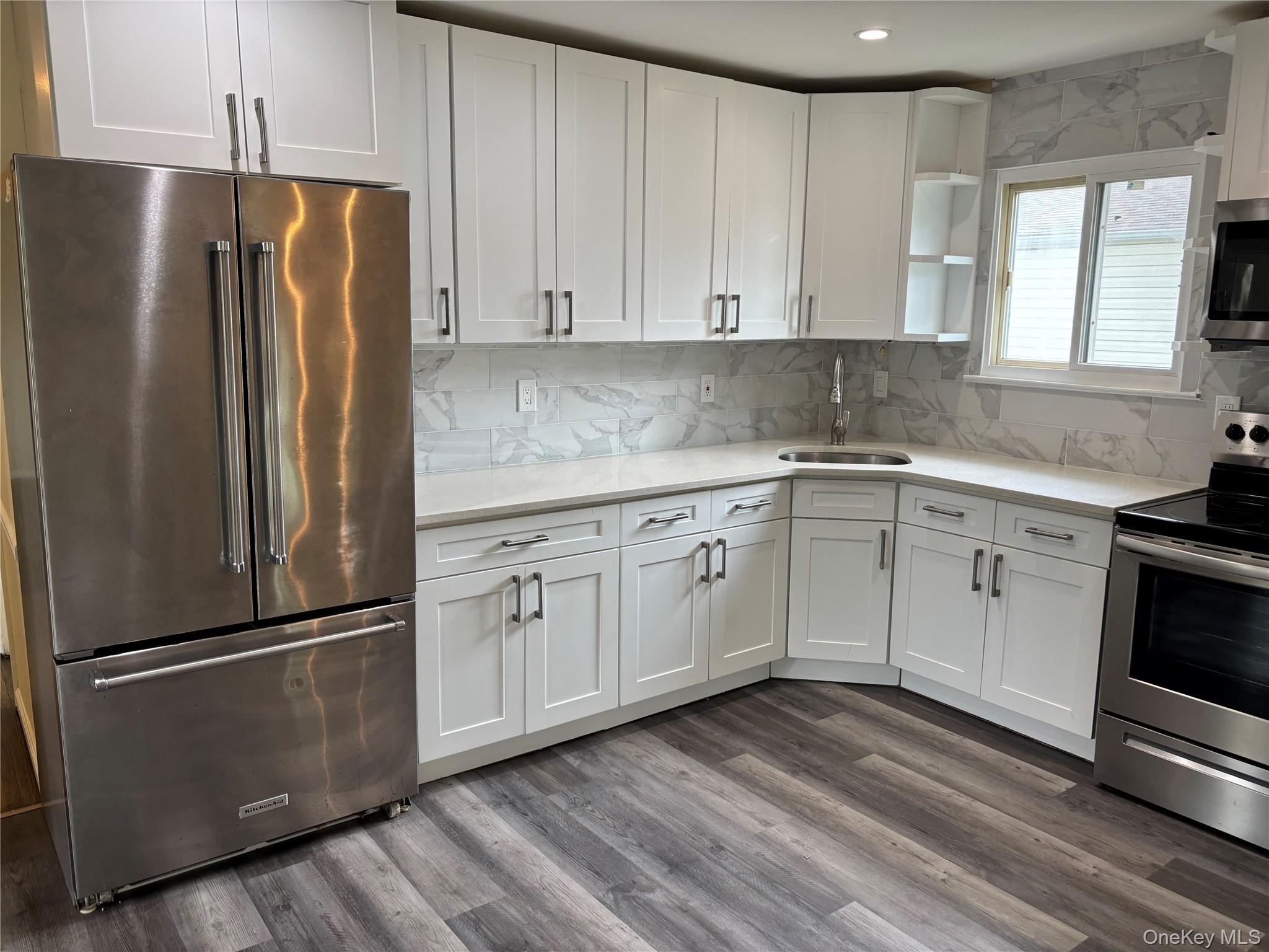 537 Lakeway Drive Property Photo 4