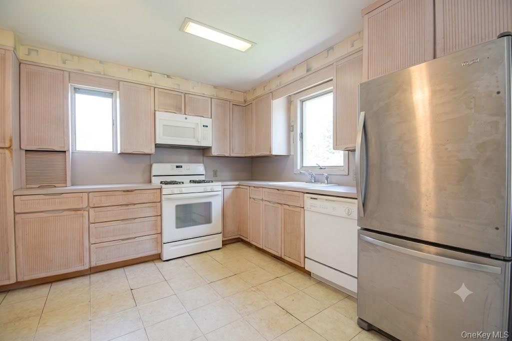 333 N Albany Avenue Property Photo 8
