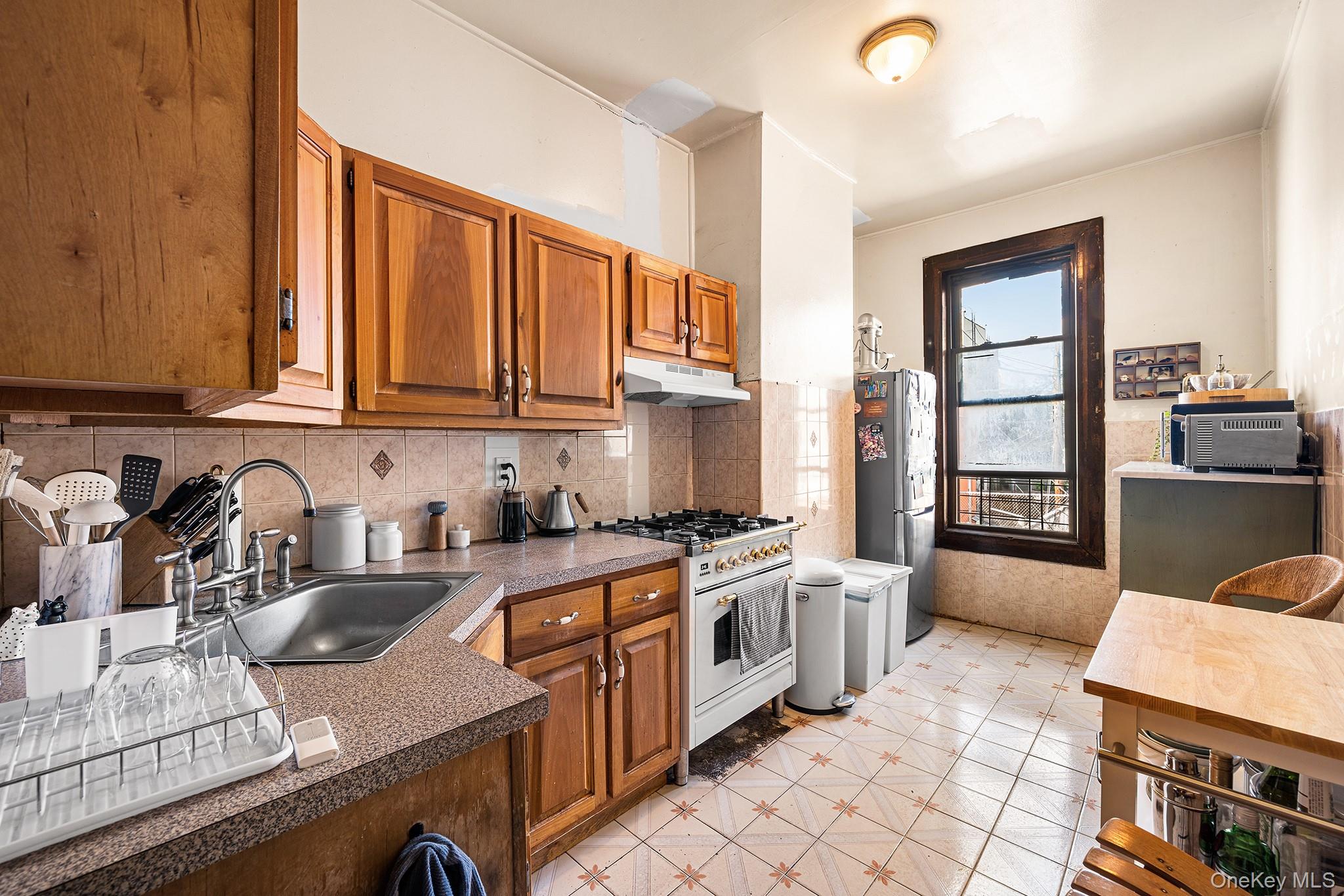 601 Knickerbocker Avenue Property Photo 12