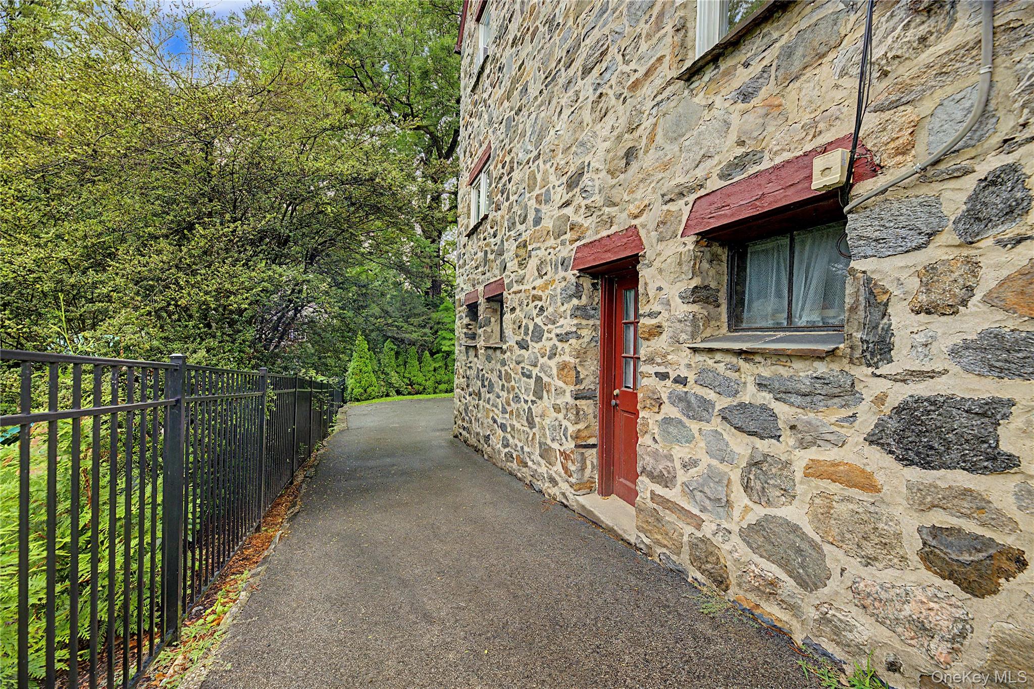 37 Lansdowne Drive Property Photo 3