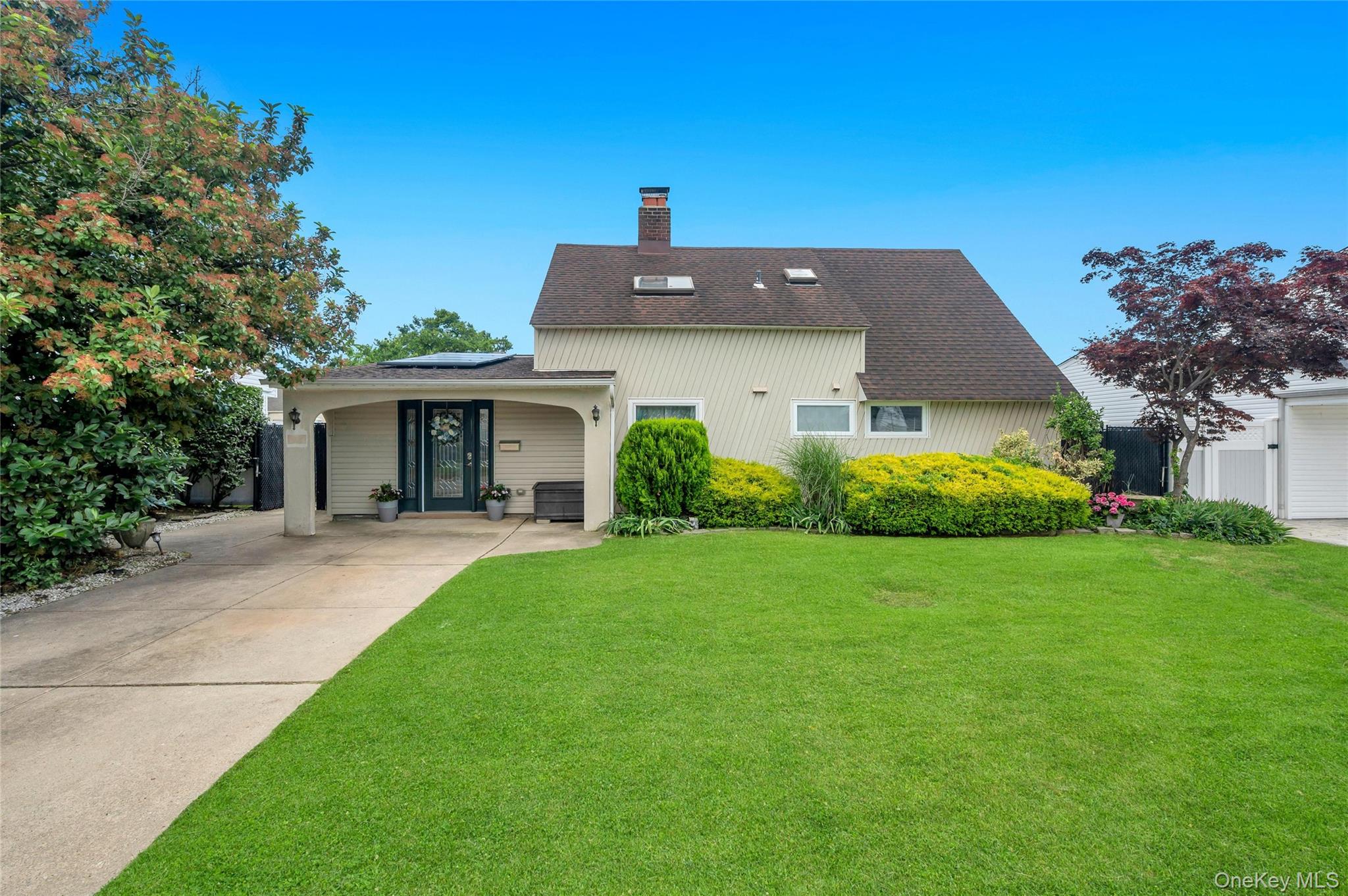 266 Duckpond Drive Property Photo 3