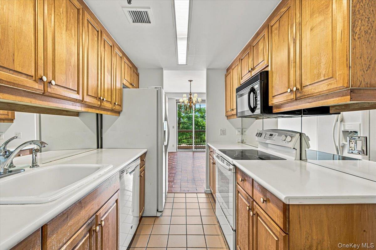 100 Hilton Avenue 417 Property Photo 9