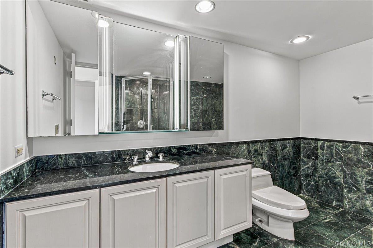100 Hilton Avenue 417 Property Photo 17