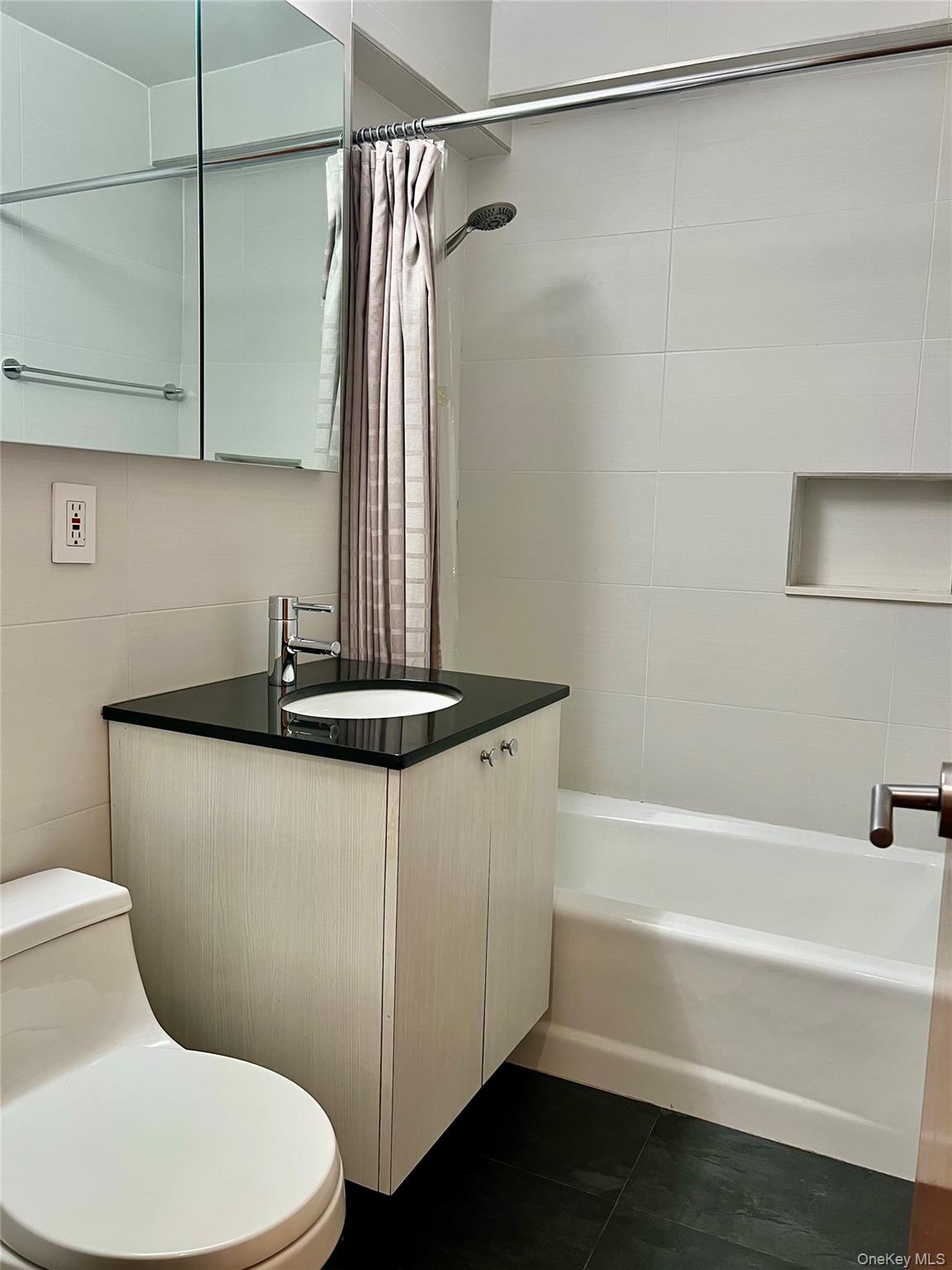 411 E 53rd Street 8l Property Photo 8