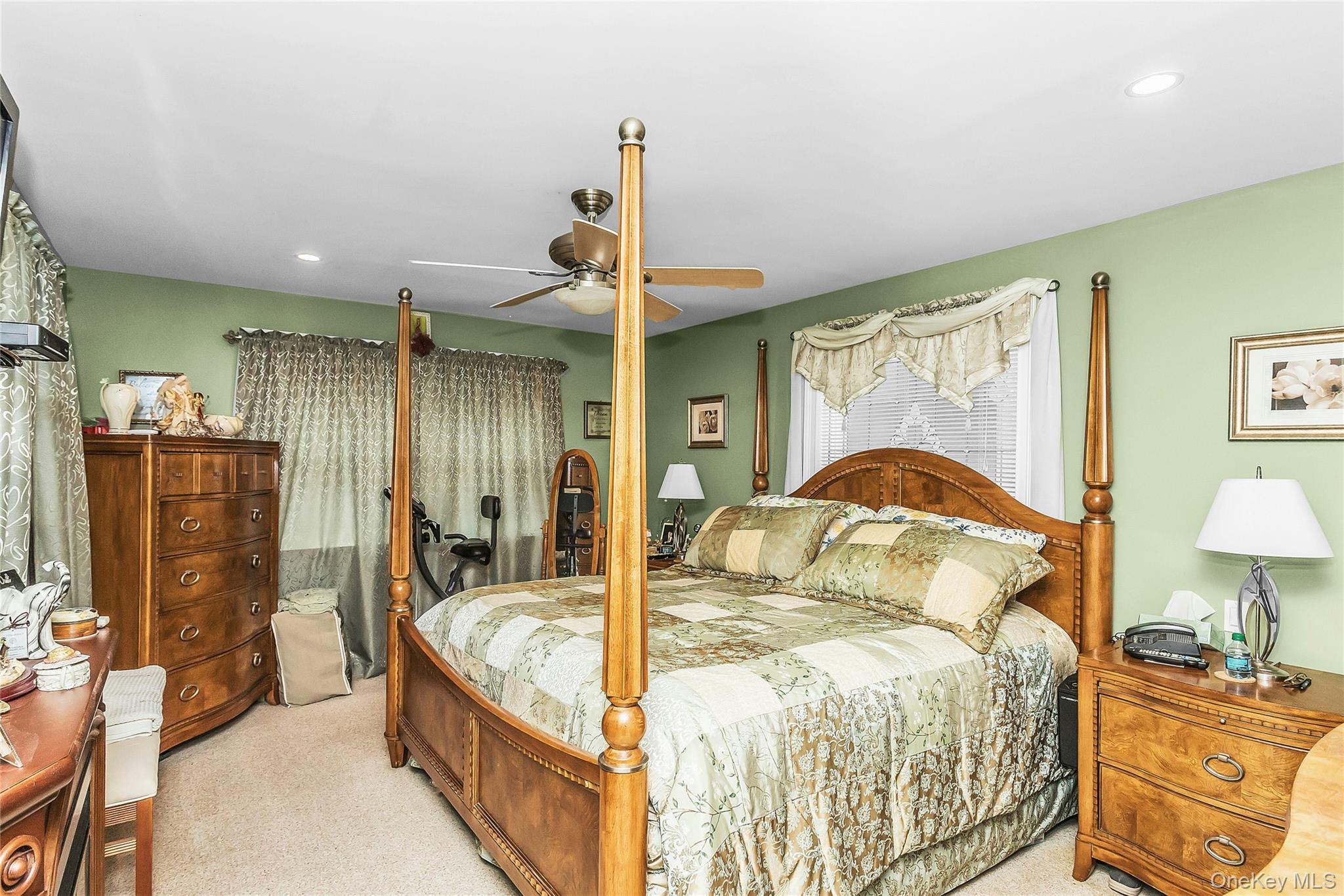 18 Hedge Lane Property Photo 13