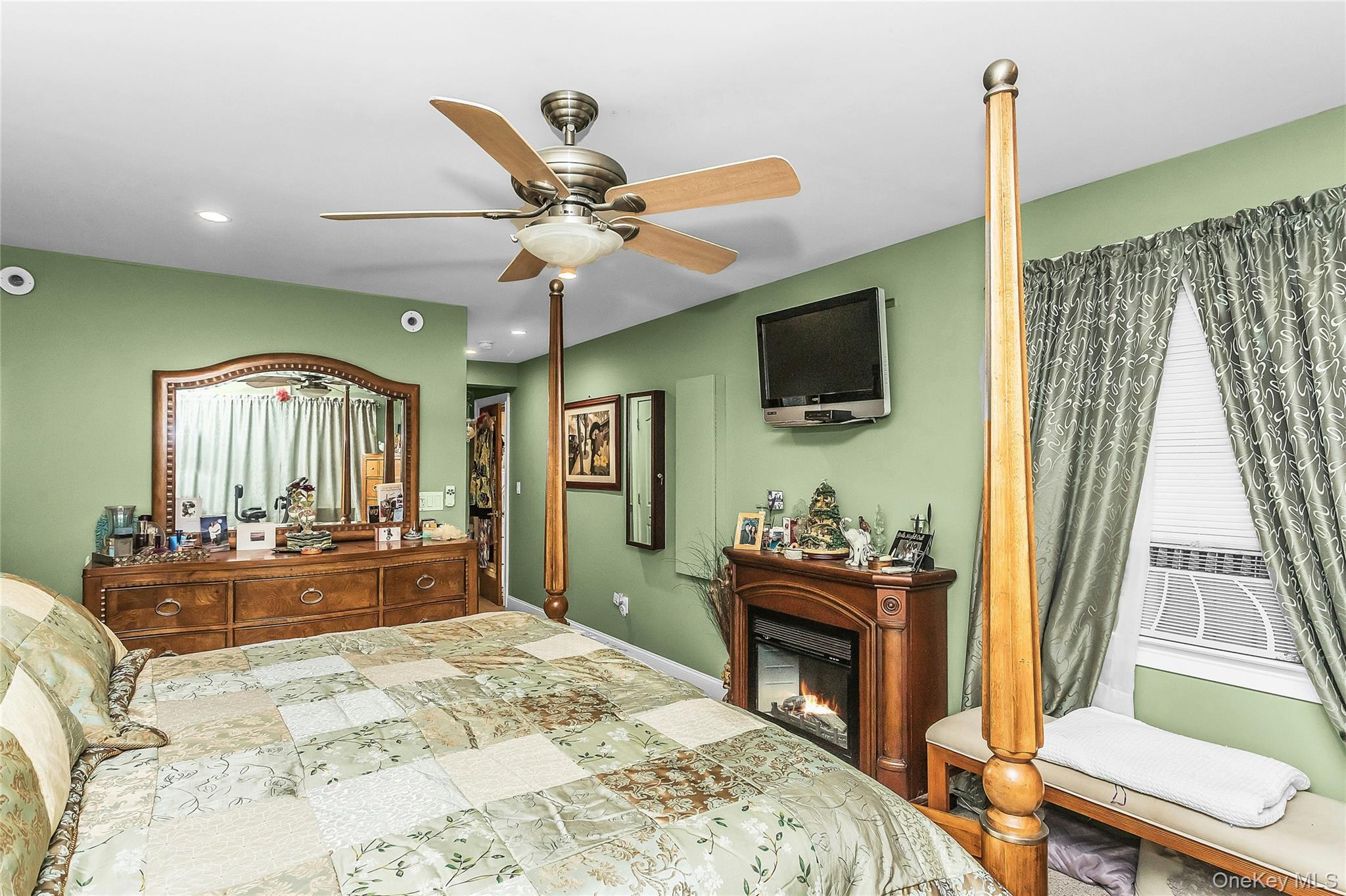 18 Hedge Lane Property Photo 14
