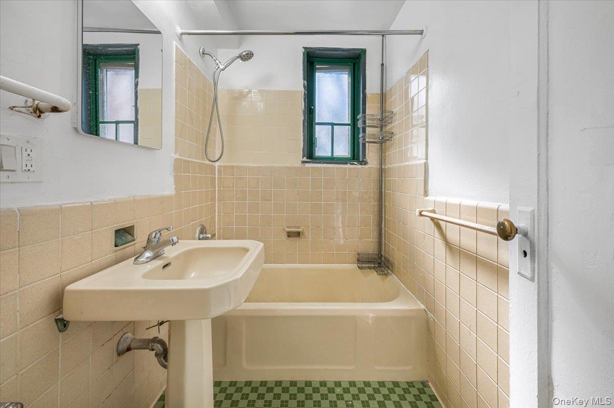 1700 Metropolitan Avenue 4f Property Photo 7