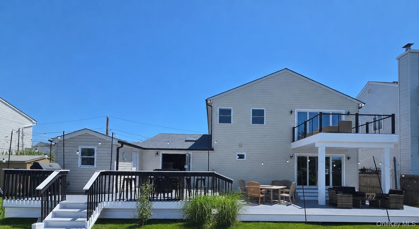 2706 Peconic Avenue Property Photo 4