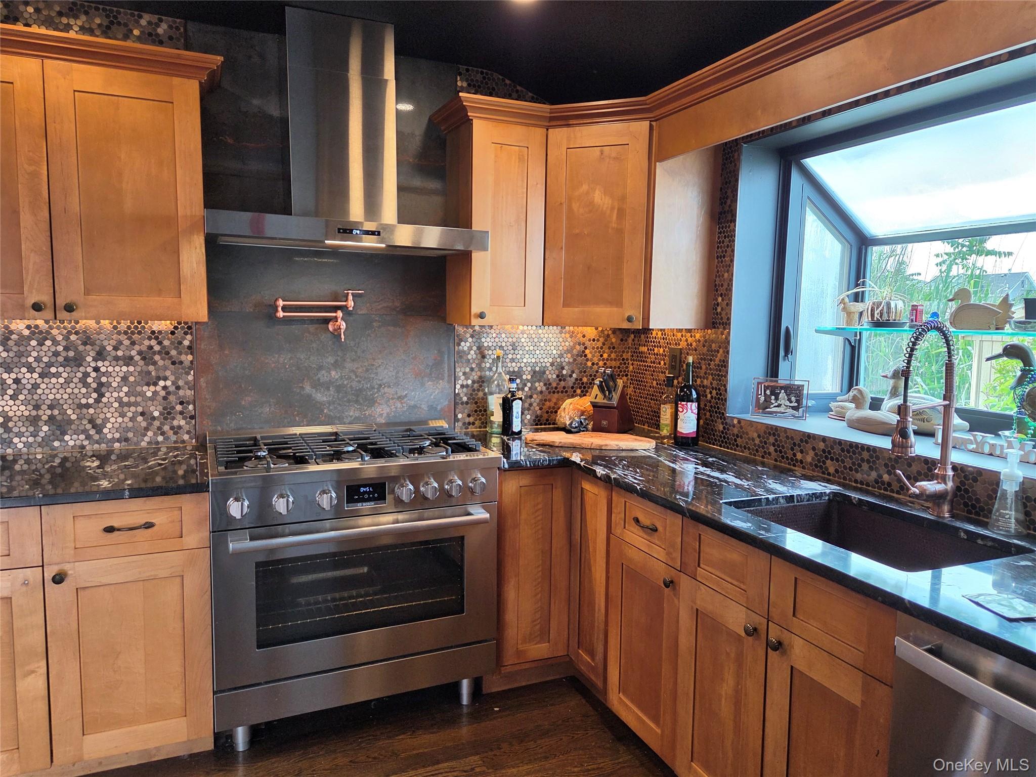2706 Peconic Avenue Property Photo 19