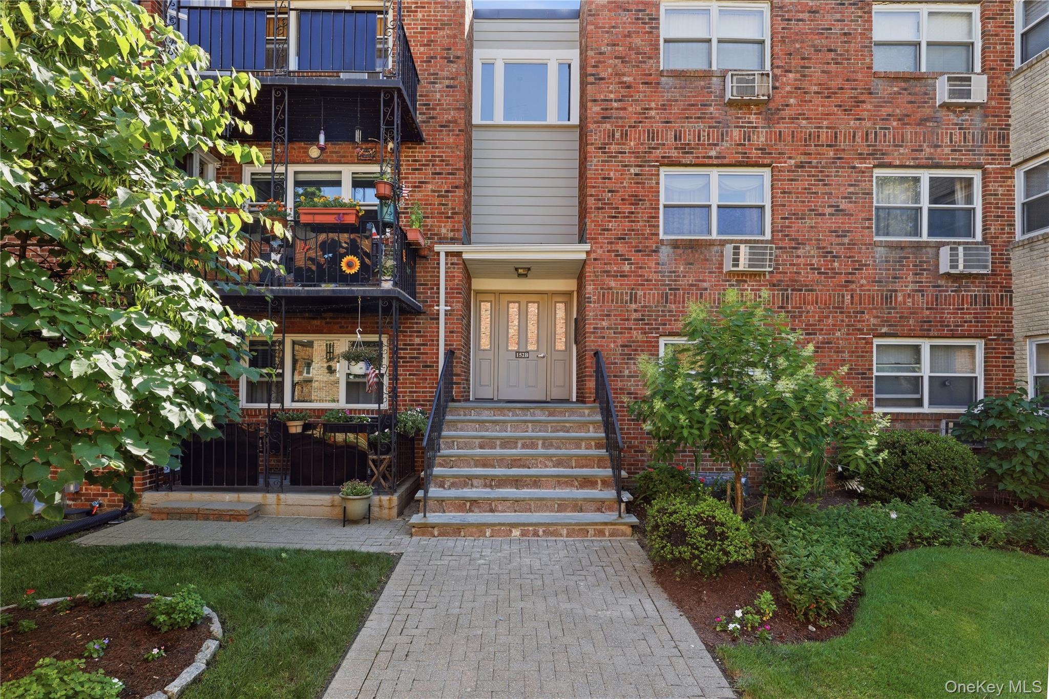 152 B N Broadway 2e Property Photo 2