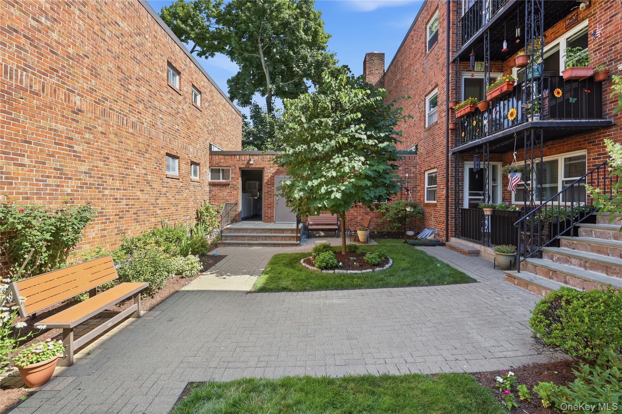 152 B N Broadway 2e Property Photo 14