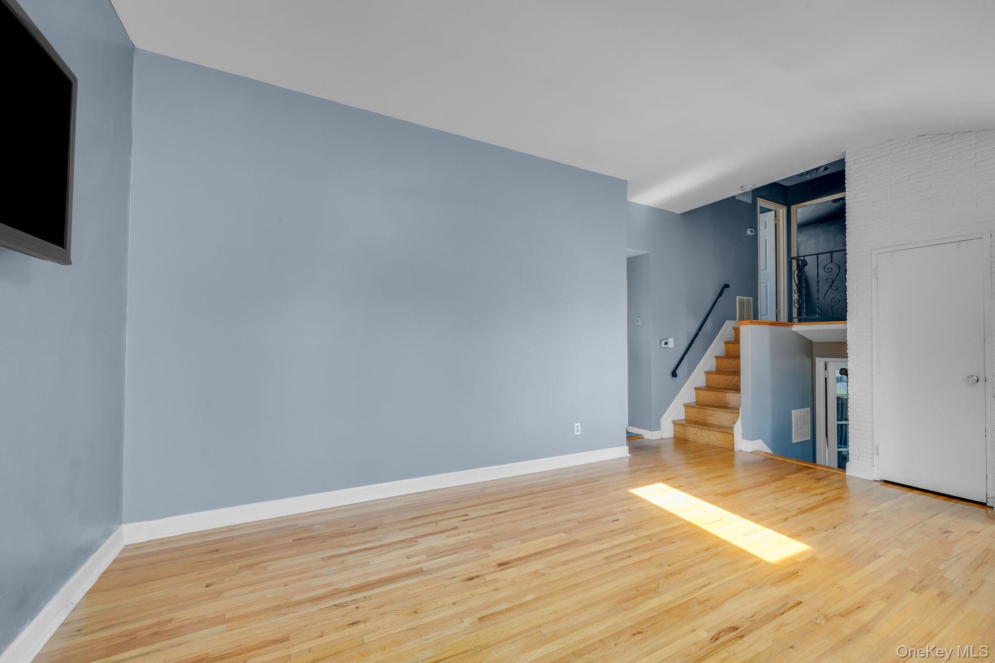 336 W 23rd Street Property Photo 4