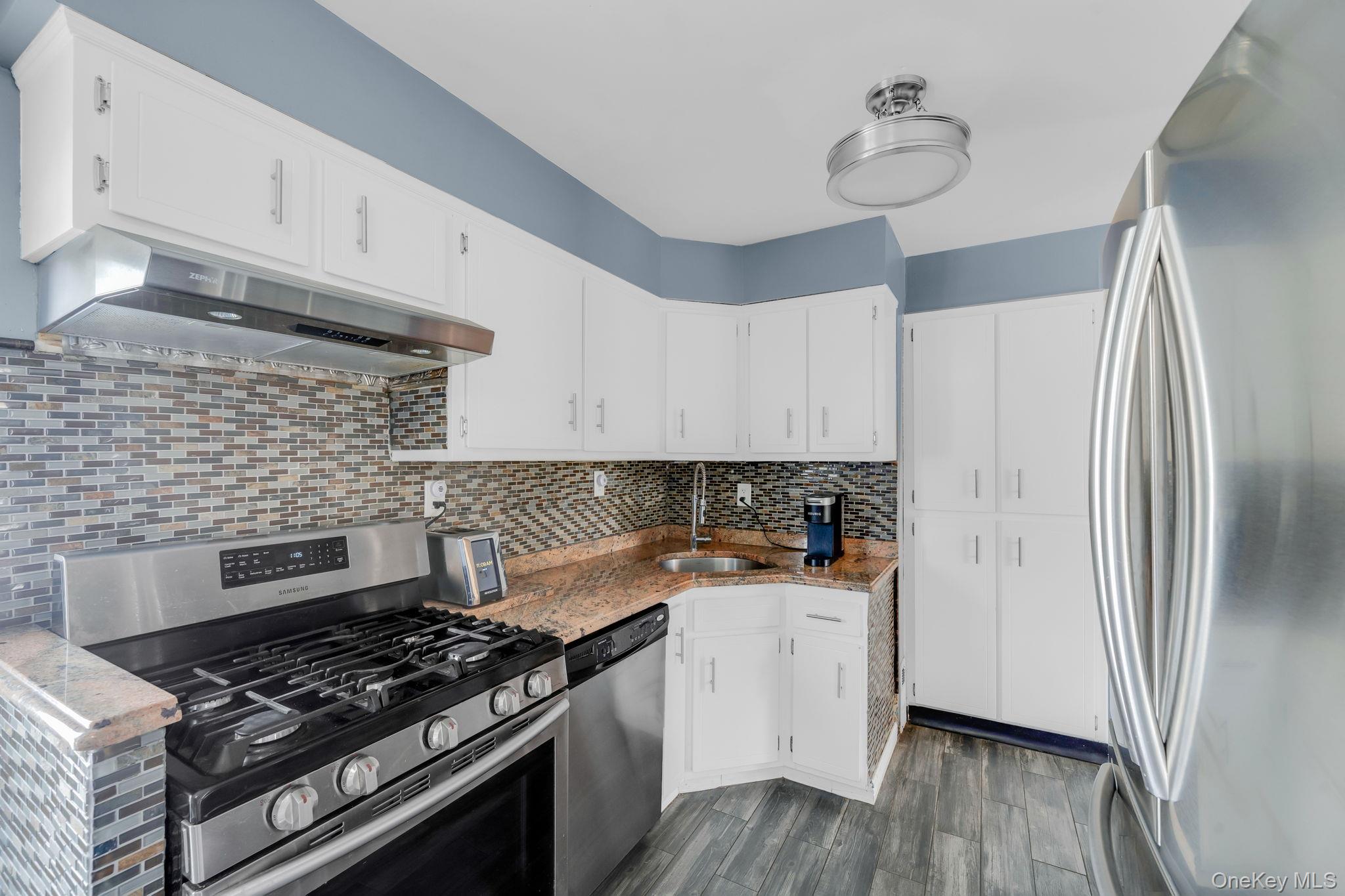 336 W 23rd Street Property Photo 5
