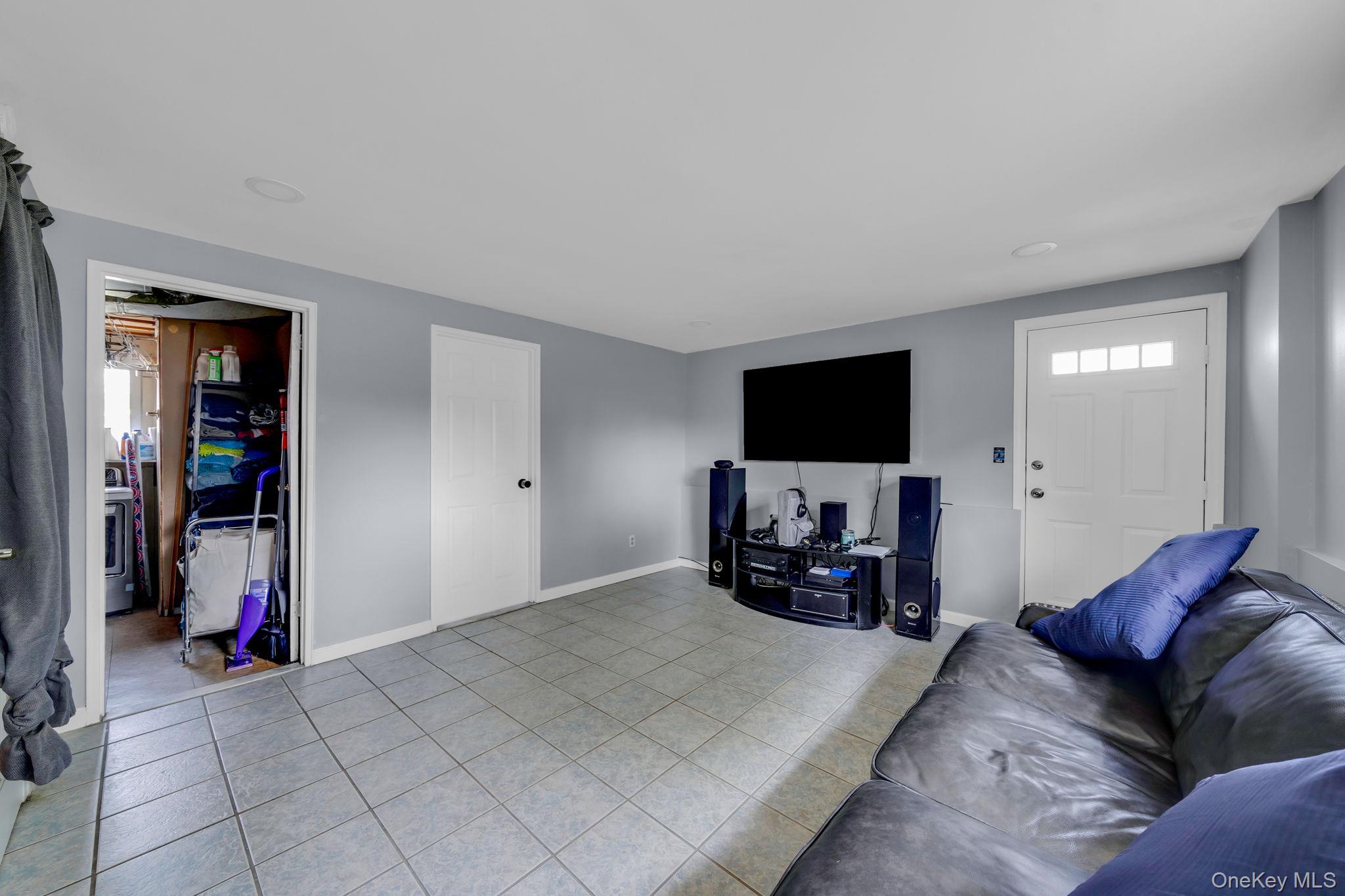 336 W 23rd Street Property Photo 16