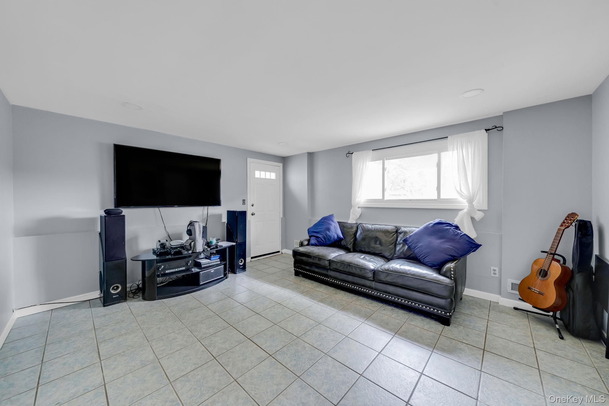 336 W 23rd Street Property Photo 17