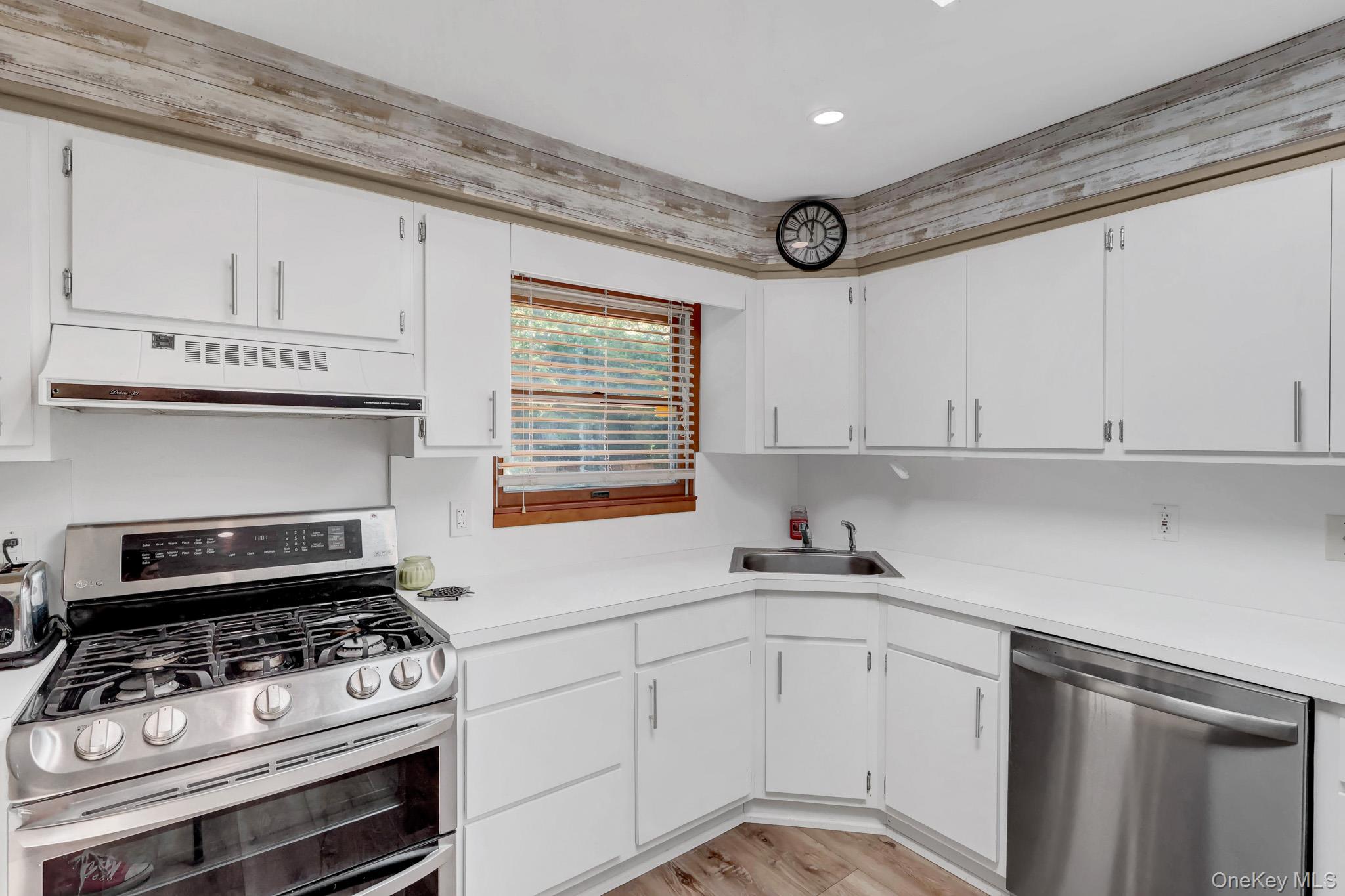 473 Long Island Avenue Property Photo 6
