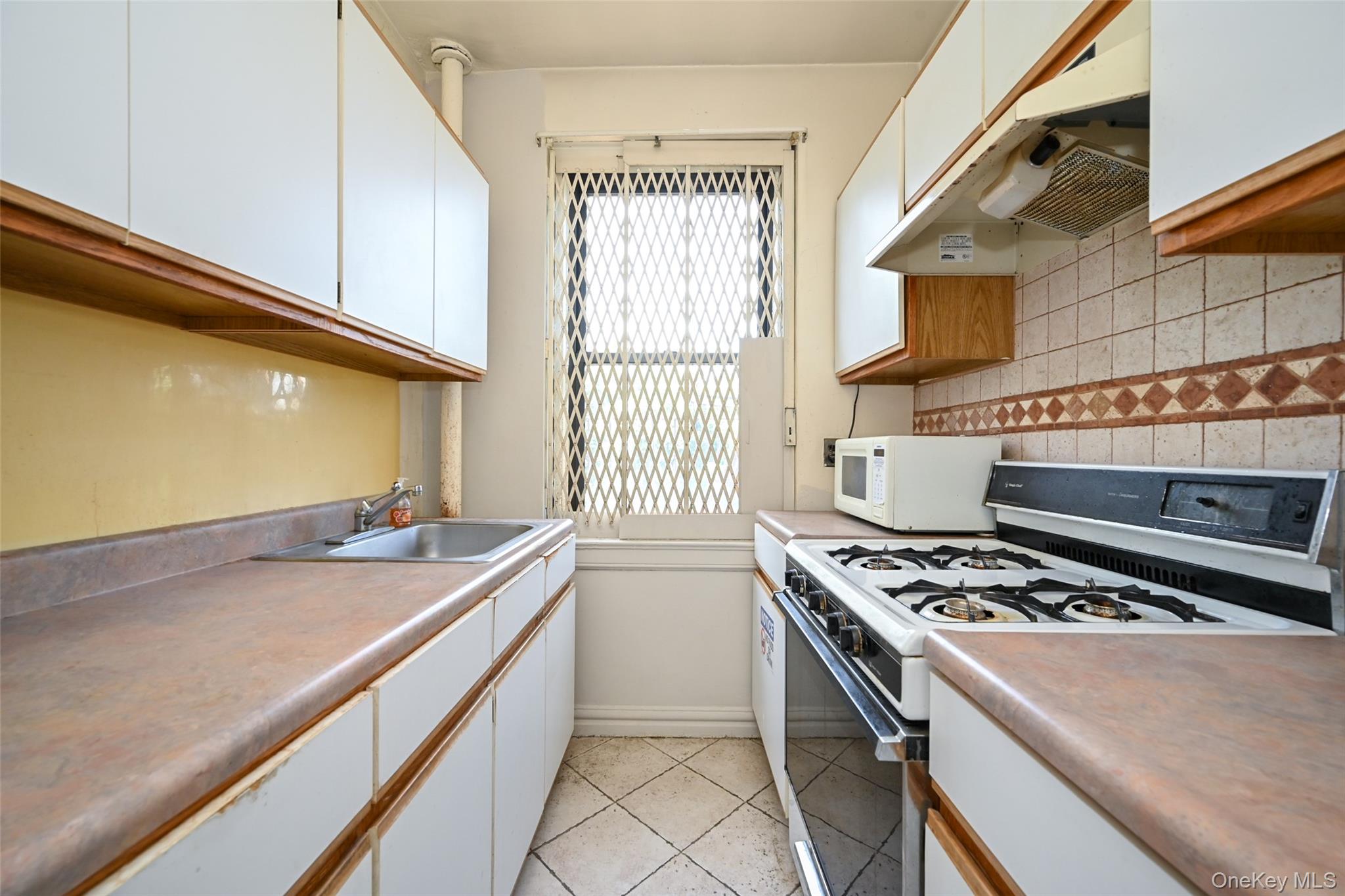 77-16 Austin Street 5l Property Photo 7