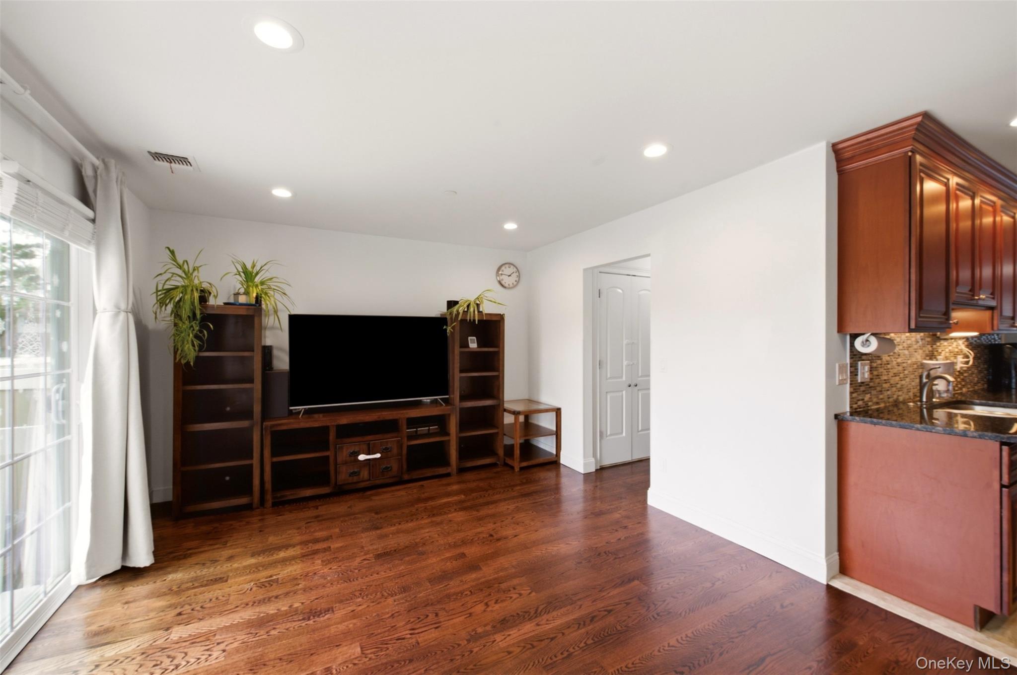 723 Carman Avenue 9 Property Photo 12