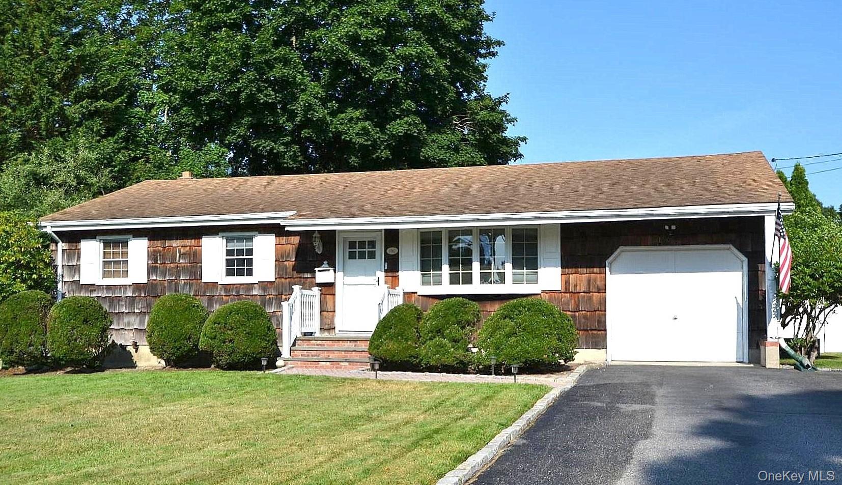 190 Pine Neck Avenue Property Photo 1