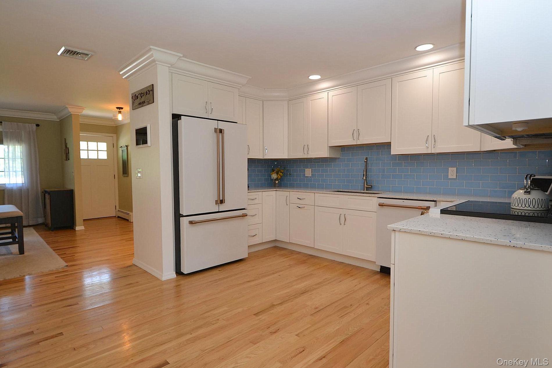190 Pine Neck Avenue Property Photo 3