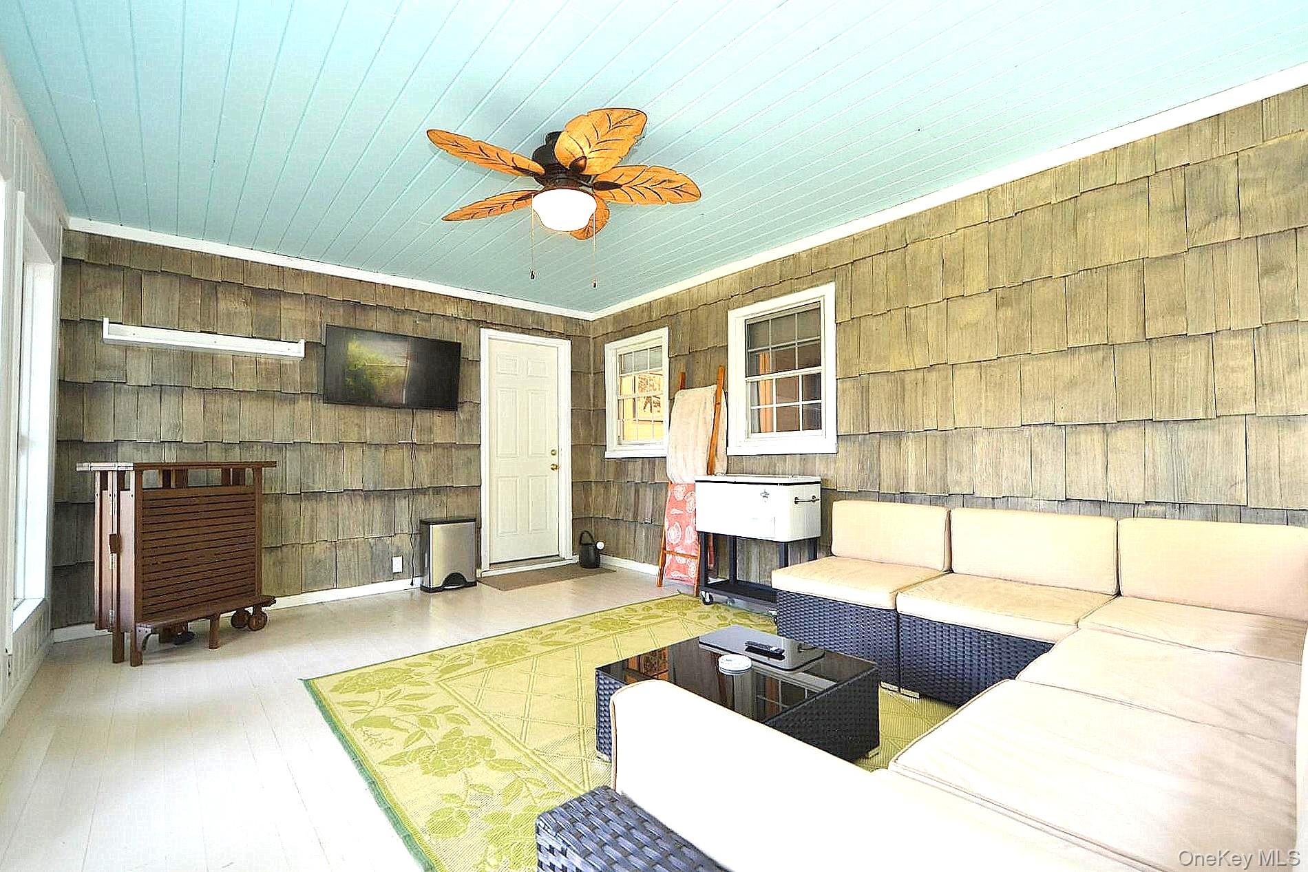 190 Pine Neck Avenue Property Photo 10