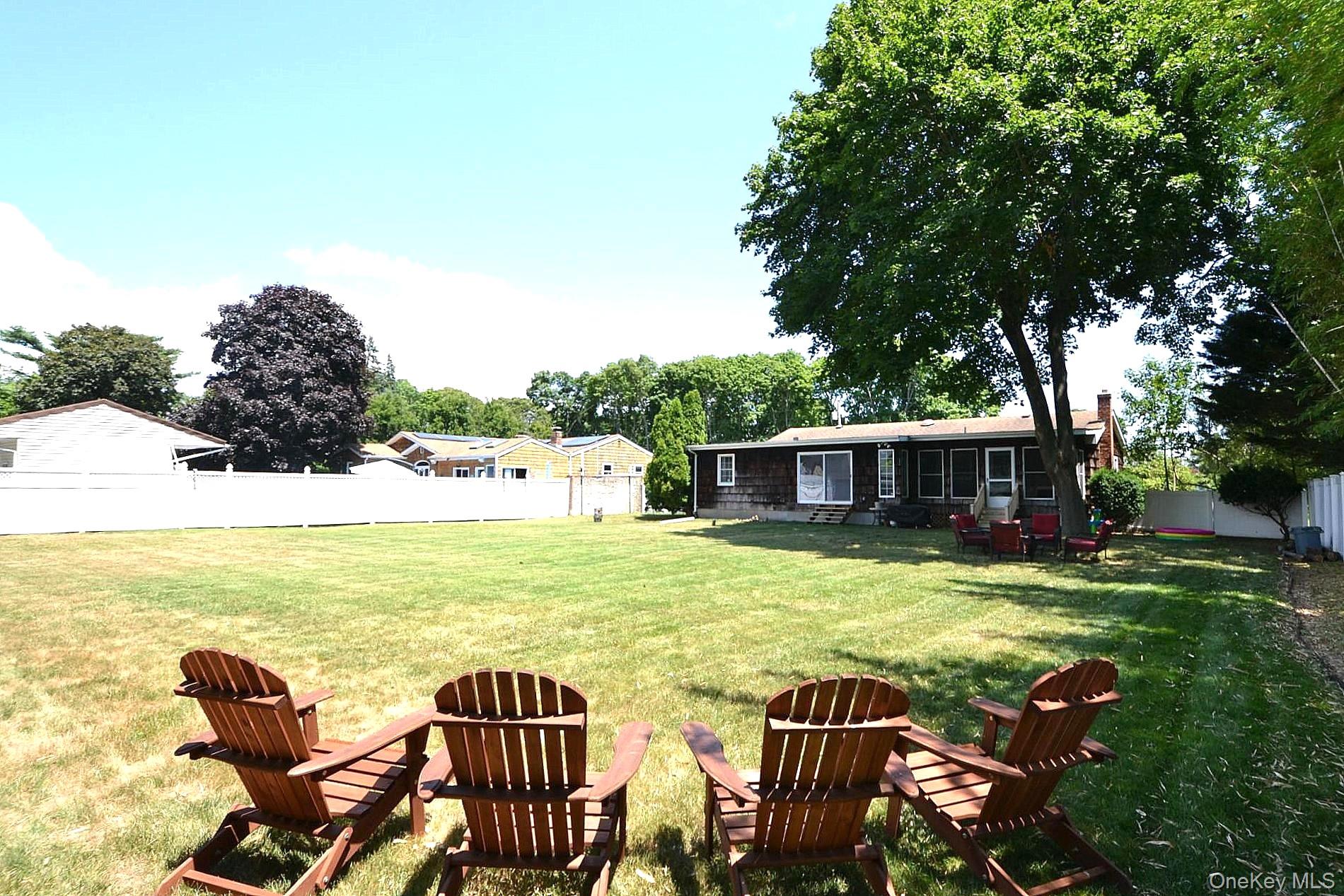 190 Pine Neck Avenue Property Photo 16