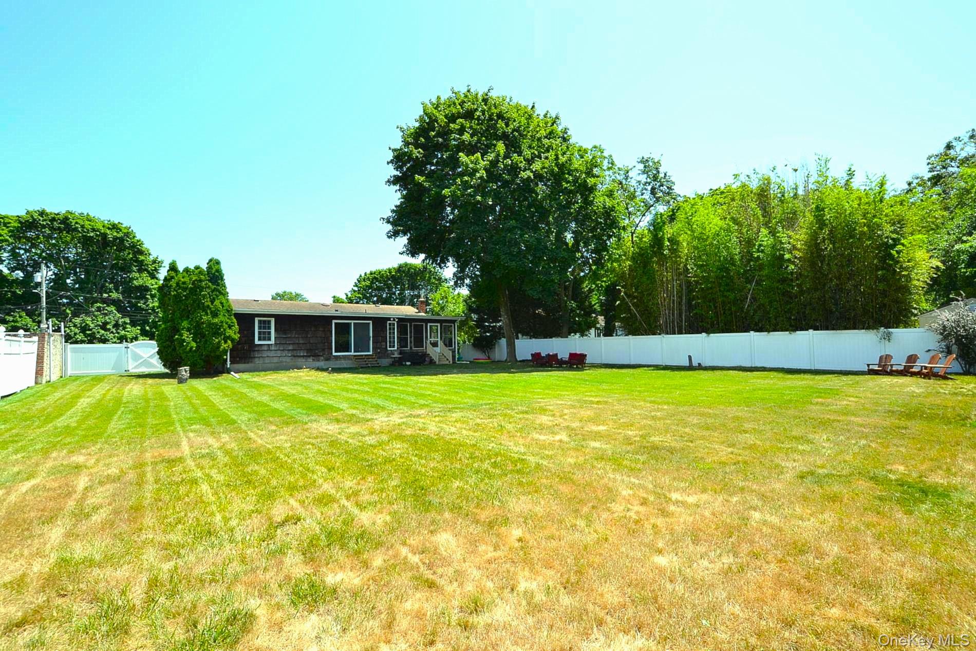 190 Pine Neck Avenue Property Photo 17